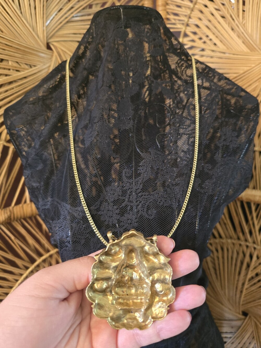 🦚 Antique Goddess Pendant Necklace - Women's Statement Jewelry - Picture 2 of 9